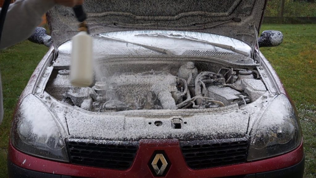 Comment nettoyer un moteur de voiture plein d