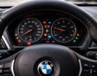 découvrez la signification de tous les voyants sur une bmw série 1. guide complet pour comprendre les alertes et assurer la sécurité de votre véhicule.