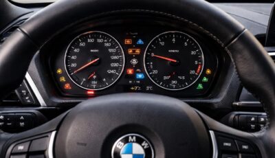 découvrez la signification de tous les voyants sur une bmw série 1. guide complet pour comprendre les alertes et assurer la sécurité de votre véhicule.