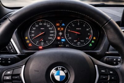 découvrez la signification de tous les voyants sur une bmw série 1. guide complet pour comprendre les alertes et assurer la sécurité de votre véhicule.