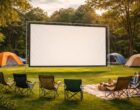 découvrez comment choisir la taille idéale et le type de toile d'écran de projection pour profiter d'une expérience cinéma en plein air dans votre jardin ou lors de vos campings.