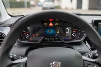 Tableau de bord Peugeot 208 avec plusieurs voyants d'alerte allumés en rouge et orange