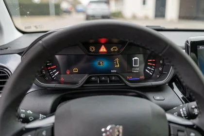 Tableau de bord Peugeot 208 avec plusieurs voyants d'alerte allumés en rouge et orange